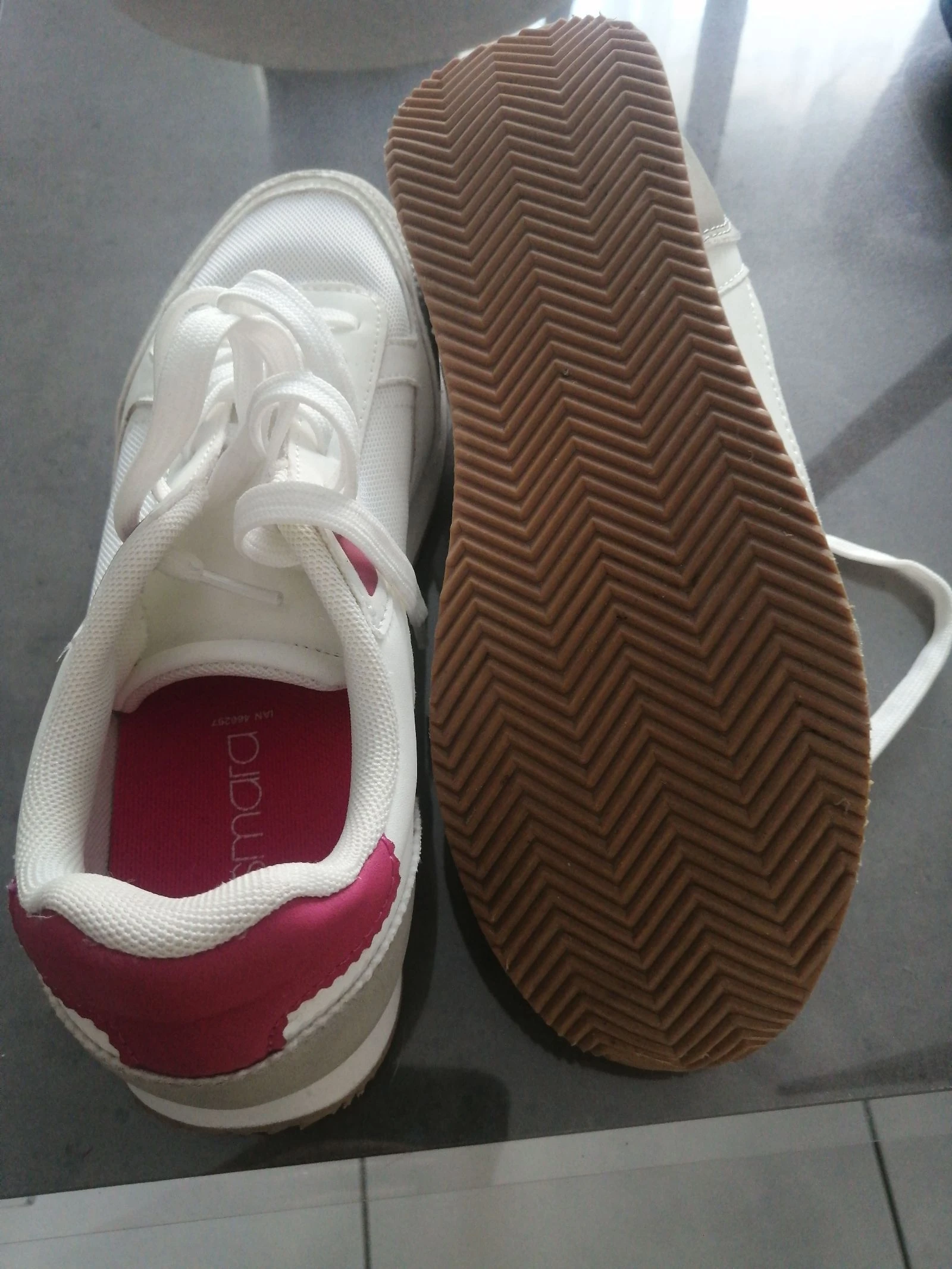 Baskets neuves 37